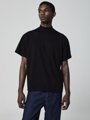 Camiseta Oversized Gola Alta Preta